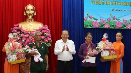 Phó Thủ tướng Thường trực tặng quà đồng bào Chăm - ảnh 1